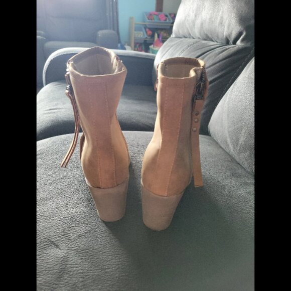 Womens size 9 heeled boots - Picture 7 of 8
